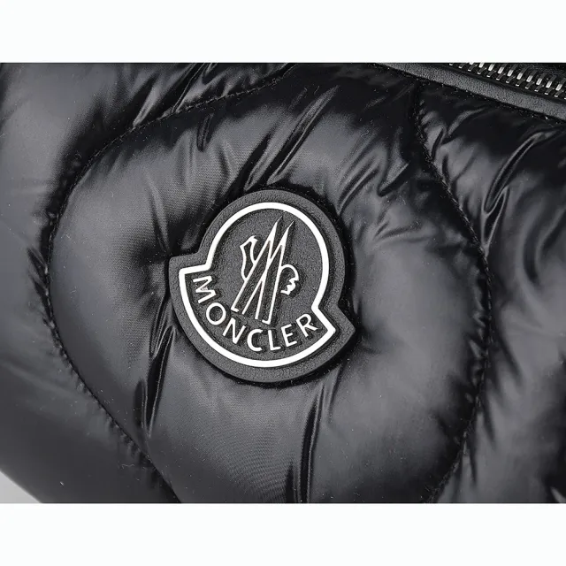 【MONCLER】MONCLER DELILAH立體銀字LOGO絎縫線設計亮面錦綸拉鍊手提水餃包(小/黑)