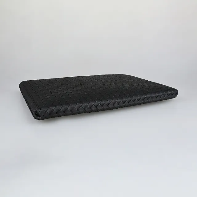 【BOTTEGA VENETA 寶緹嘉】BV BOTTEGA VENETA簡約編織LOGO設計羊皮拉鍊手拿包(黑)