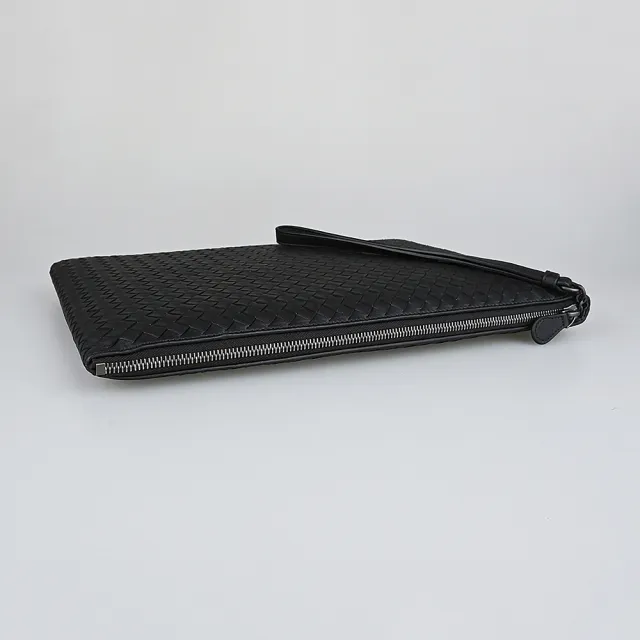 【BOTTEGA VENETA 寶緹嘉】BV BOTTEGA VENETA簡約編織LOGO設計羊皮拉鍊手拿包(黑)