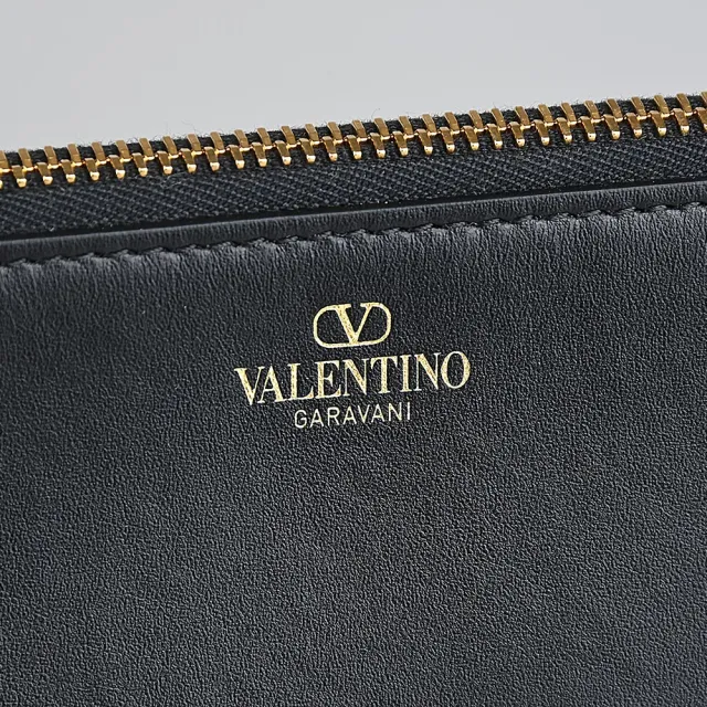 【VALENTINO 范倫鐵諾】VALENTINO GARAVANI經典金字燙印LOGO素面小牛皮手拿包(黑)