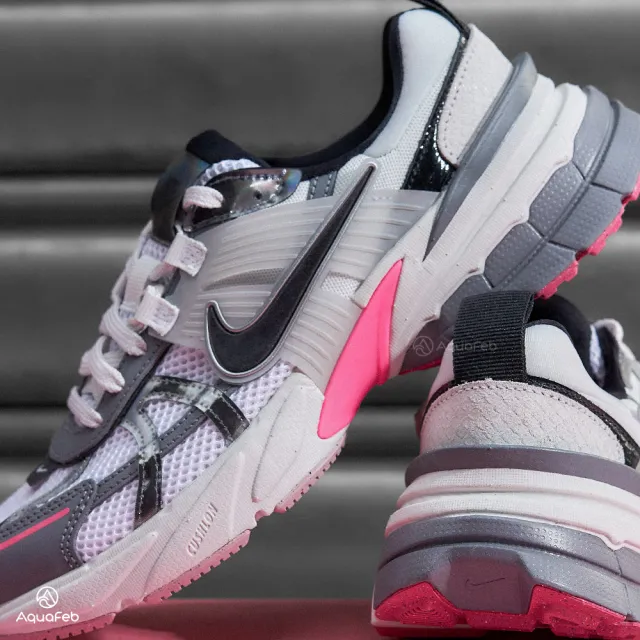 【NIKE 耐吉】V2K Runtekk Grey Pink 女鞋 灰粉色 龍年 限定 過年 復古 休閒鞋 FZ5061-100