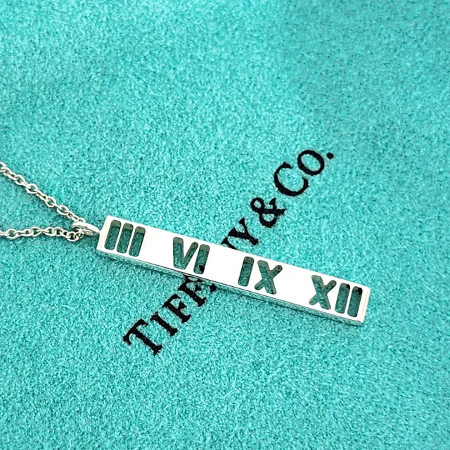 【Tiffany&Co. 蒂芙尼】925純銀-簍空羅馬刻字吊牌墜飾中版項鍊(展示品)