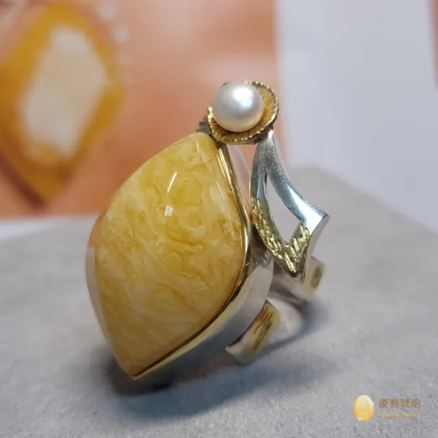 【優雅琥珀】精選 千層雪蜜蠟+珍珠 珠寶設計戒指(波蘭著名設計師重工鑲嵌並簽名款)