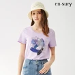 【en-suey 銀穗】網路限定 涼感繡花率性圖案短袖上衣-女(2色/M-XL)