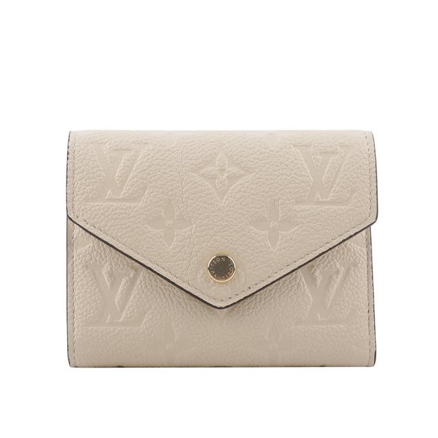 LV LOUIS VUITTON路易威登 M82344 Monogram VICTORINE 牛皮壓印零錢袋短夾 全新 LOUIS VUITTON 路易威登 M82344 Monogram VICTORINE 牛皮壓印零錢袋短夾,白色系設計,釦式開合,內附防塵袋與盒子。尺寸為 12x9.5x1.5 公分,適合女性日常攜帶,無內外夾層與手機袋,規格包含鈔票層、內貼袋與卡層,為歐洲真品商品。