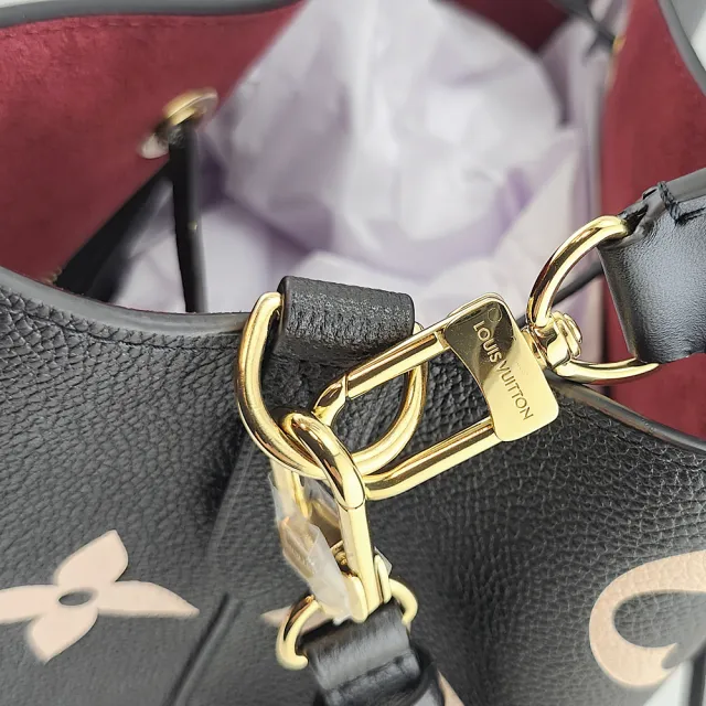 【Louis Vuitton 路易威登】米色Monogram花紋黑色牛皮斜背束口水桶包(展示品)