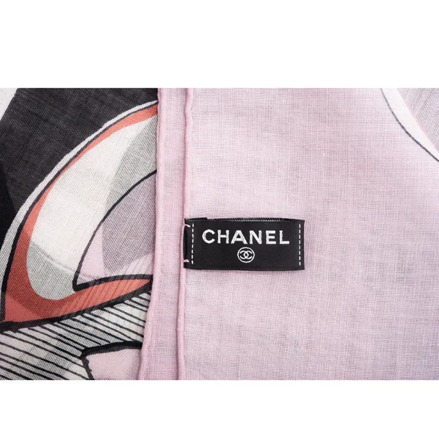 【CHANEL 香奈兒】新款CHANEL字母海灘風格塗鴉設計罩衫/薄圍巾(附收納袋)