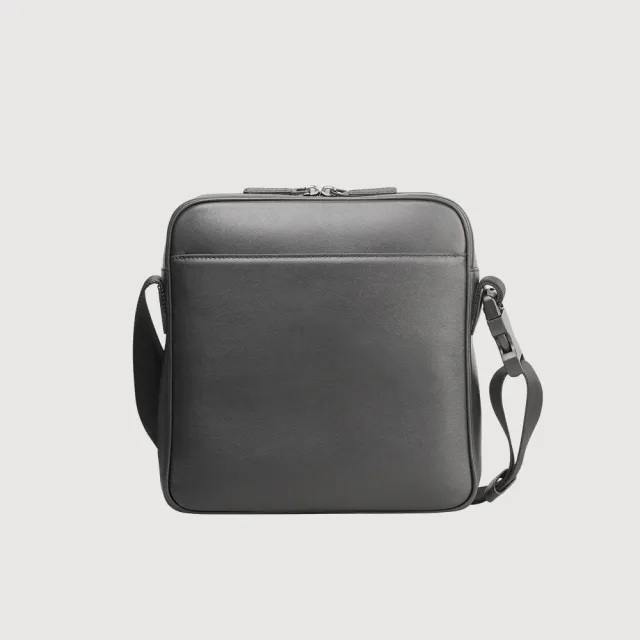 【BRAUN BUFFEL 德國小金牛】台灣總代理 海斯 直式斜背包-黑色(BF533-TW17-BK)