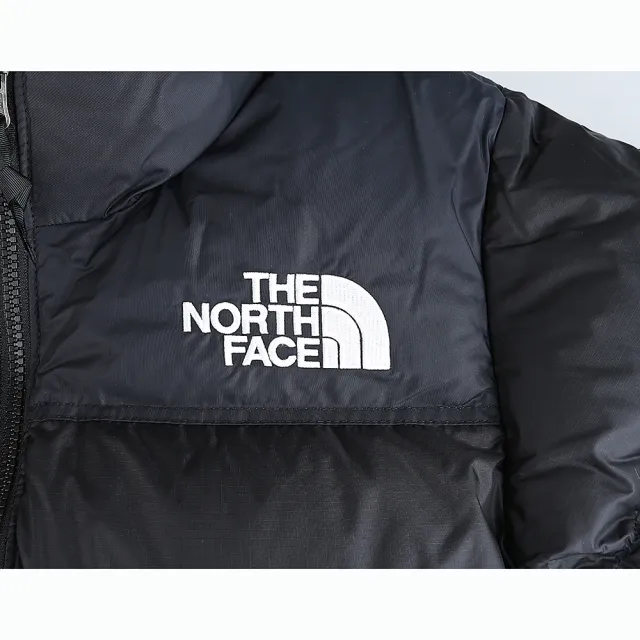 【The North Face】The North Face Nuptse左胸前刺繡白字 LOGO 設計尼龍羽絨外套(女款/黑x白)