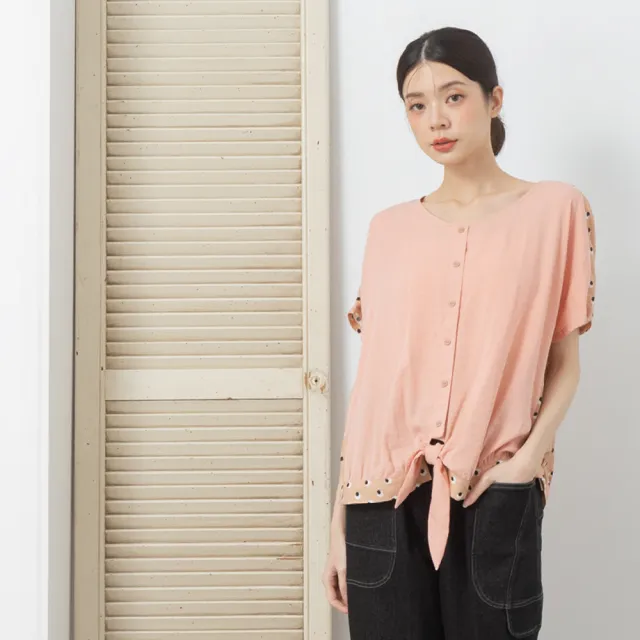 【MOSS CLUB】圓領假開襟下襬綁結後印花短袖上衣(桔 黃)