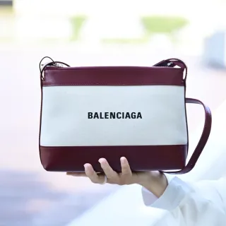 【Balenciaga 巴黎世家】簡約經典英文LOGO牛皮帆布拼接方包斜背包(米/酒紅)