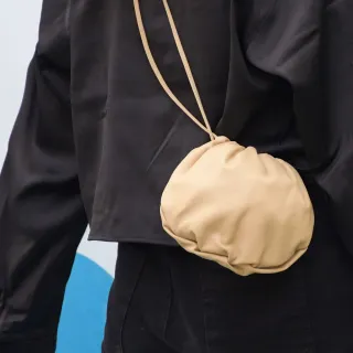 【BOTTEGA VENETA 寶緹嘉】The Mini Bulb 簡約迷你束口圓球包個性包斜背包(淺褐)