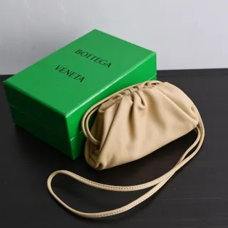 【BOTTEGA VENETA 寶緹嘉】經典手工大格編織小羊皮迷你頸掛手提包復古包(淺褐)