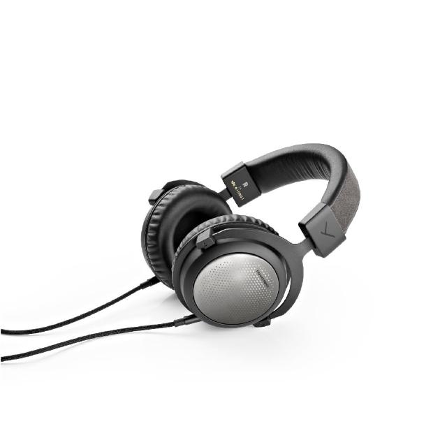 beyerdynamic 拜雅 T5 3rd 為耳罩式有線耳機，具 Hi-Res 認證，提供高解析度音訊體驗。適用於 iOS、Android、PC 及 Windows 系統，主體設計舒適耐用，享受專業級音質。享 2 年保固保障。