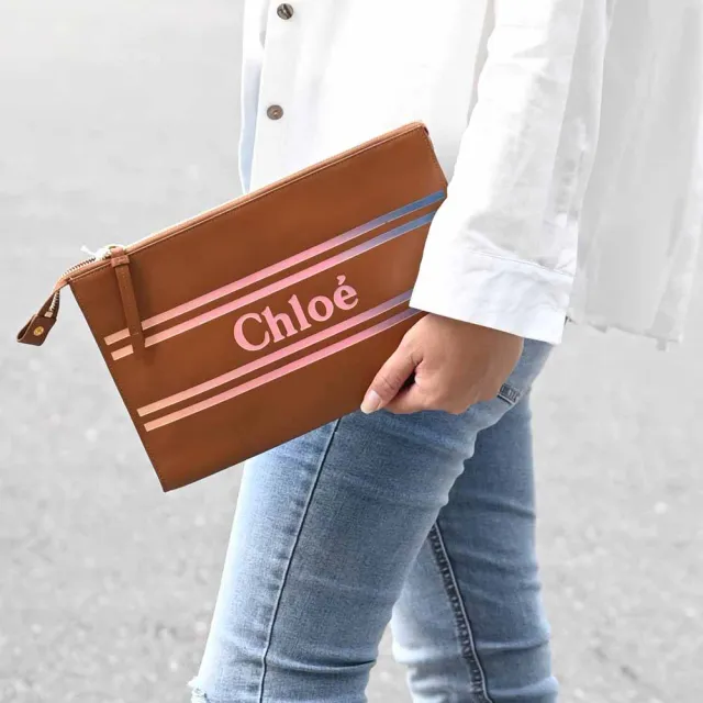 【Chloe’ 蔻依】大LOGO漸層條紋大手拿包萬用包(咖 大款)
