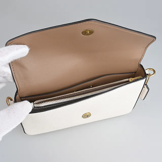 【COACH】COACH WYN經典金色C字LOGO十字紋皮革封蓋信封造型斜背包(白)