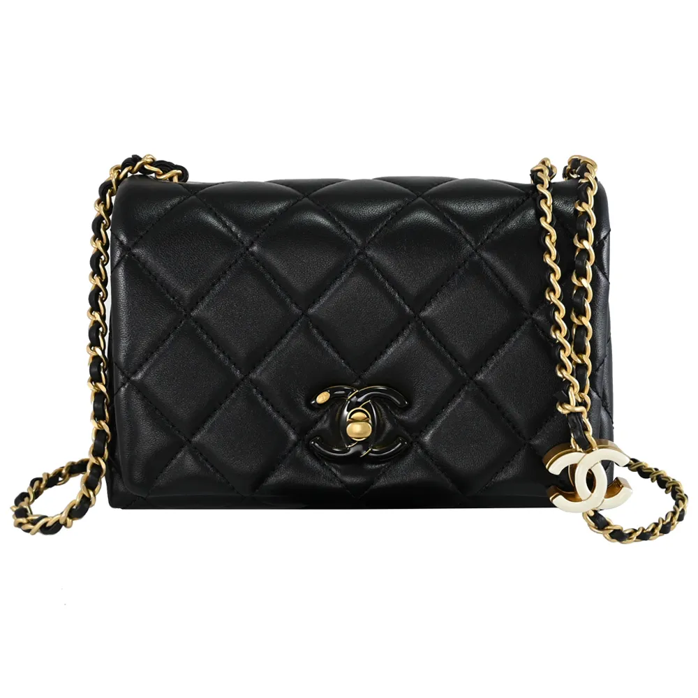 CHANEL 香奈兒】限定經典雙C琺瑯LOGO小羊皮調節扣翻蓋肩斜三用鍊包(黑) - momo購物網- 好評推薦-2026年1月