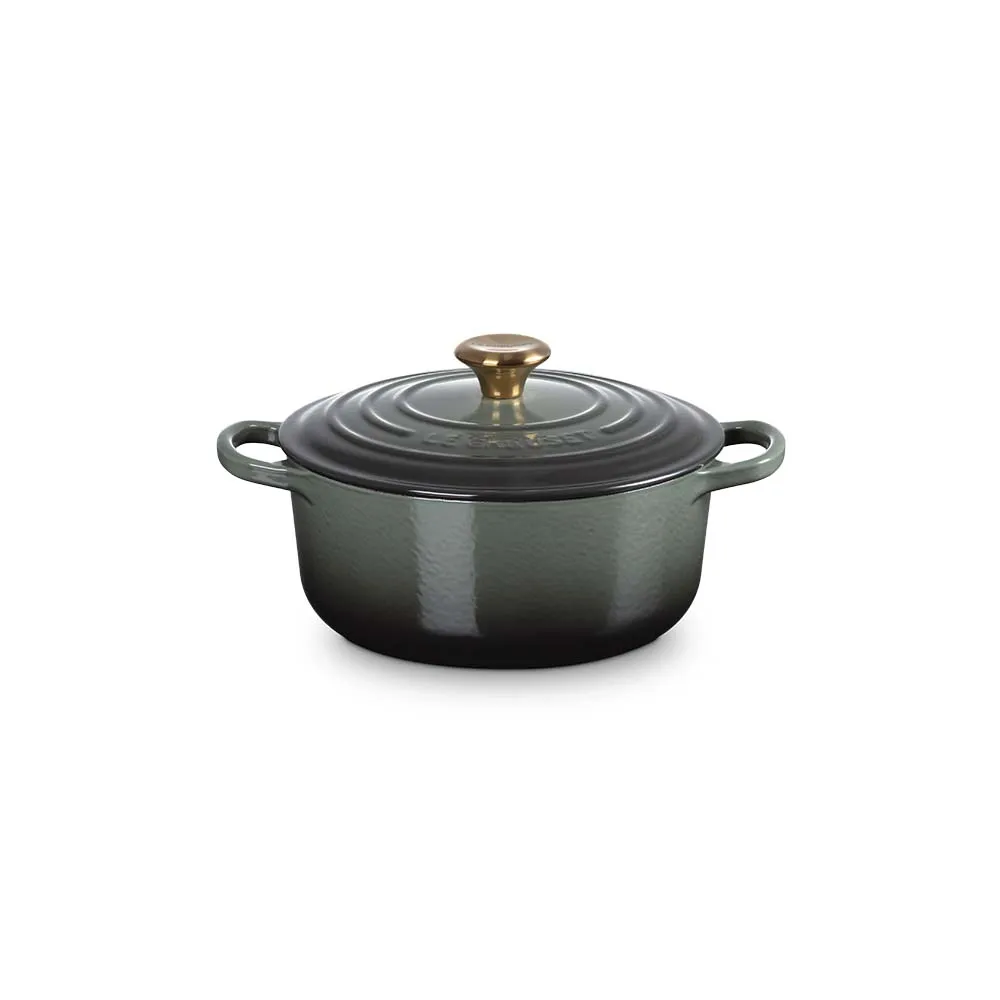 【Le Creuset】典藏琺瑯鑄鐵鍋圓鍋 20cm(百里香綠-金頭-內鍋白)