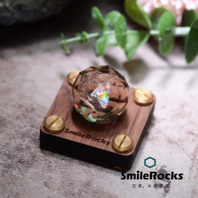 【SmileRocks 石麥】石麥水晶原礦  彩虹光刻面茶水晶球No.621070806(SmilePad 4.5X4.5底板)