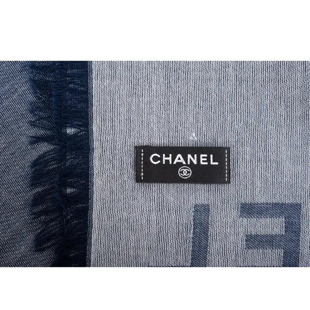 【CHANEL 香奈兒】新款牛仔藍底白色刺繡字母圖騰雙CC喀什米爾混棉圍巾