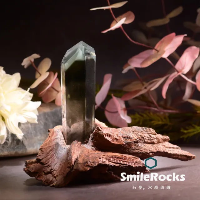 【SmileRocks 石麥】石麥水晶原礦  綠幽靈老礦水晶柱No.011110814(鐵梨木座)