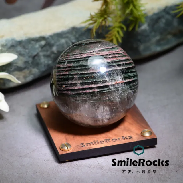 【SmileRocks 石麥】石麥水晶原礦  千層綠幽靈水晶球No.050900820(SmilePad 9X9底板)