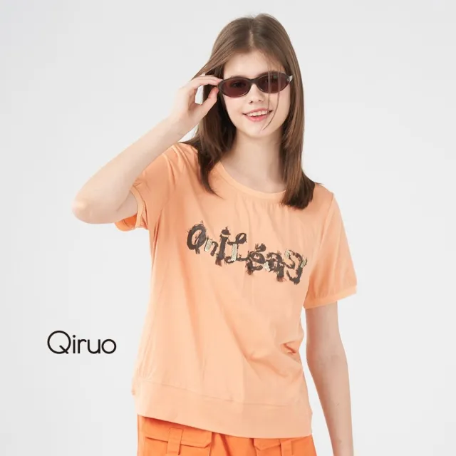 【Qiruo 奇若名品】輕薄棉質 胸前亮片變形英文圖案粉橘上衣 1224A