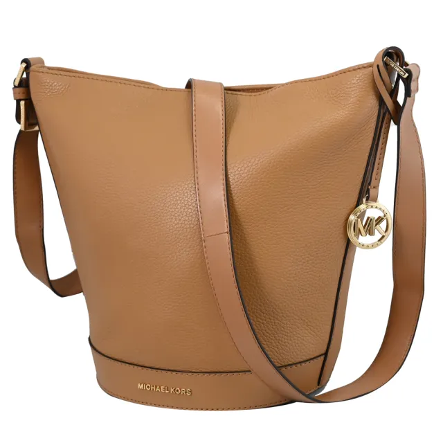 【Michael Kors】簡約金屬LOGO吊飾皮革可調肩斜水桶包斜背包(淺咖)