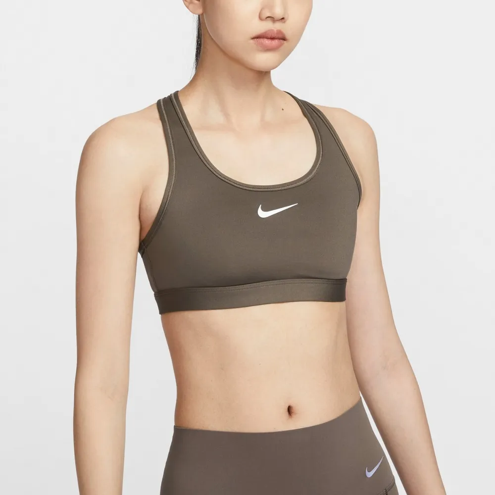 【NIKE 耐吉】AS W NK SWSH MED SPT BRA 運動內衣 棕色 中度支撐 慢跑 瑜珈 訓練 女(DX6822-004 ∞)