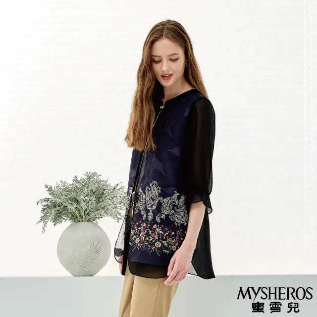 【MYSHEROS 蜜雪兒】雪紡造型罩衫 復古花紋鑽飾釦 花苞縮口袖設計(丈青)