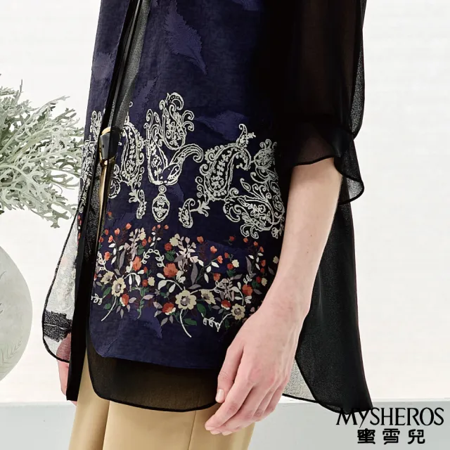 【MYSHEROS 蜜雪兒】雪紡造型罩衫 復古花紋鑽飾釦 花苞縮口袖設計(丈青)
