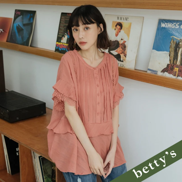 betty’s 貝蒂思 鏤空蕾絲拼接壓褶圓領開襟落肩上衣(珊瑚紅)