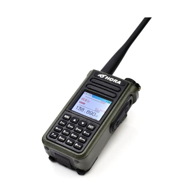 HORA T-621VU 無線電對講機主機，採用VHF/UHF雙頻設計，支援201組以上記憶頻道，通話距離達6-10KM。尺寸H105 x W52 x D33 mm，重量約260g（含電池、天線），輕巧便攜，適合戶外活動、工程施工等專業使用。產自其他國家，品質可靠，提升通訊效率。