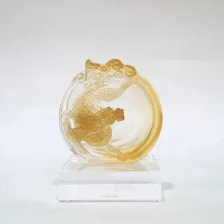 【琉璃工房】舞朝陽琥珀色 加 底座透9*9*2.5cm(麒麟踏春 、高升、合作、開業、退休等)