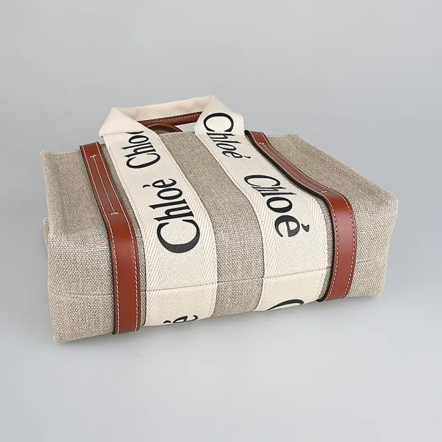 【Chloe’ 蔻依】Chloe Woody經典品牌LOGO設計亞麻帆布小牛皮手提肩背斜背托特包(小/白x棕)