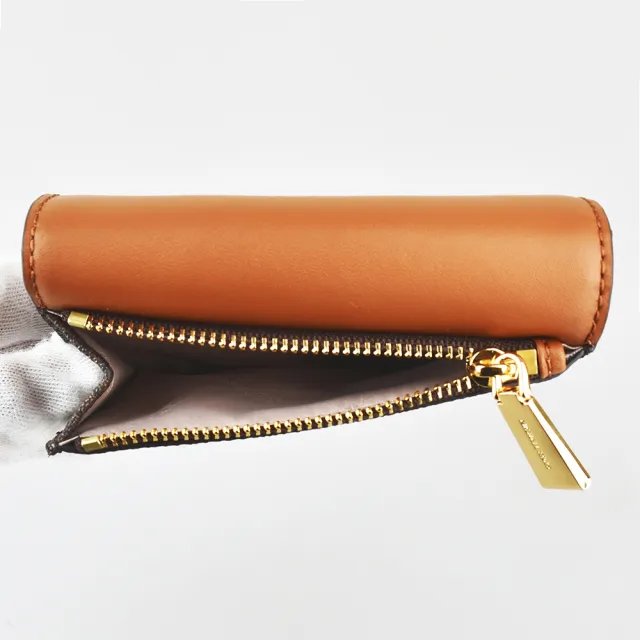 【Michael Kors】MK MICHAEL KORS CARMEN金字LOGO釦式PVC拼牛皮4卡短夾(橡子棕x深褐)