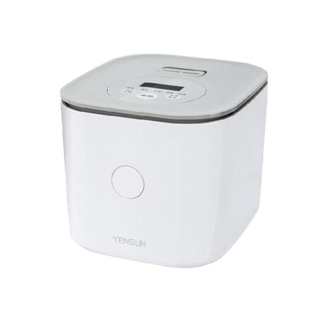 元山 YS-5041RCM 陶瓷電暖器採用優質陶瓷材質,容量達2公升以上,適閤家庭或辦公室使用。電壓110V、頻率60Hz,消耗功率300~400W,提供高效安全加熱。尺寸約W212 x D251 x H193 mm,重量僅2.35 kg,便於攜帶。產地中國,享有1年保固,並透過BSMI許可字號R73023認證,確保品質可靠,是冬季保暖的理想選擇。 元山 YS-5041RCM