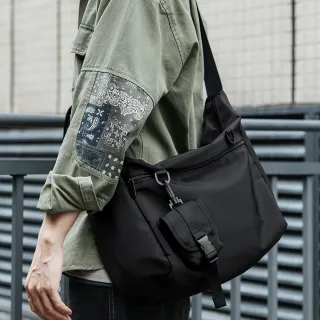 【MoonDy】郵差包 韓版斜背包 男生包包 多功能包包 工裝包 14吋筆電包 黑色斜背包 休閒郵 