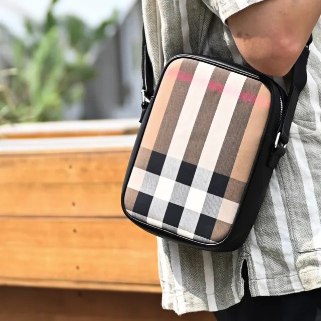 【BURBERRY 巴寶莉】英系經典格紋帆布拼接背方包記者包斜背包(黑邊)