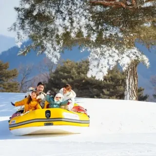 【洪川大明SONO滑雪度假村】首爾冰雪樂園一天團★趣味雪橇、冰球體驗(2歲以下免費)