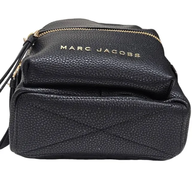 【MARC JACOBS】MJ專櫃款荔枝紋皮革印字LOGO前口袋設計雙拉鍊後背包(黑色/迷你款/贈原廠紙袋)