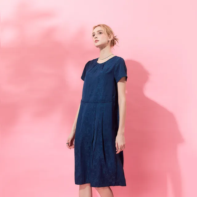 【ICHE 衣哲】Cop.Copine法式簡約輕時尚印花後排釦造型洋裝