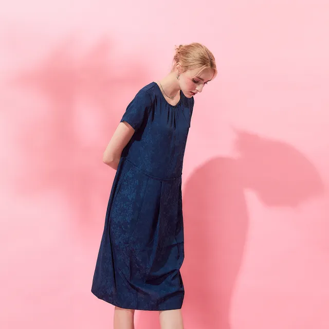 【ICHE 衣哲】Cop.Copine法式簡約輕時尚印花後排釦造型洋裝