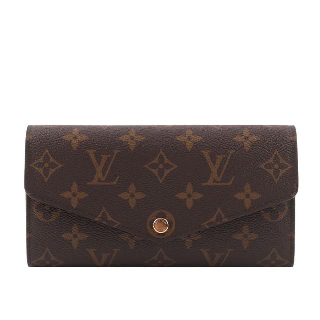 LV LOUIS VUITTON 路易威登 M62234 SARAH 系列經典 Monogram 帆布印花暗釦長夾，紅色系設計展現高雅時尚風格。外層為高質感帆布，內層採用牛皮材質，內外皆具備優雅質感。商品附原廠防塵套、品控卡與包裝盒，確保正品保障。尺寸為長19cm、寬2.5cm、高10cm，適合日常攜帶與收藏。來自西班牙製造，為歐洲真品平行輸入，專為女性設計，釦式開口方便使用，內有14個夾層與1個內袋，提供充足的收納空間。