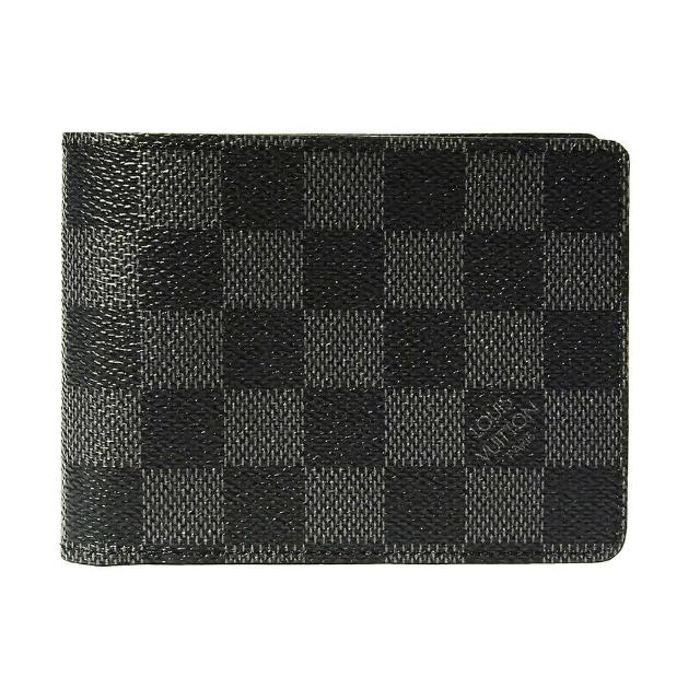 LV LOUIS VUITTON 路易威登 N62663 系列黑色系 Damier 經典棋盤格短夾，採用合成皮與 Damier Graphite 帆布+天然皮革製成，內附原廠防塵套與品控卡，設計簡約實用，適合男性日常攜帶，內部有2個夾層與3個內袋，輕便耐用，歐洲真品平行輸入，品質保證。