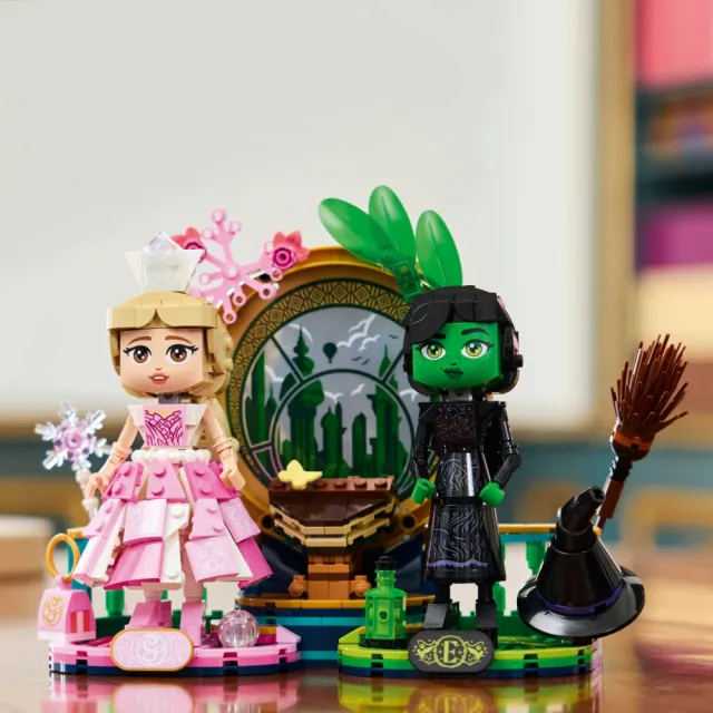【LEGO 樂高】魔法壞女巫系列 75682 艾爾法巴和葛琳達玩偶(魔法壞女巫 模型 萬聖節 DIY送禮 居家擺設)