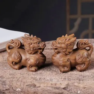 【開運擺件】木雕綠檀木文玩精品麒麟-1對(招財擺飾 招財進寶 財神爺 風水 玄關 辦公室 開業禮物)