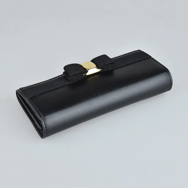 【Salvatore Ferragamo】SALVATORE FERRAGAMO VARA草寫LOGO釦式10卡蝴蝶結牛皮長夾(黑)