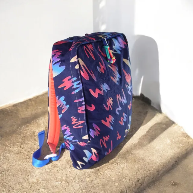 【MOKUYOBI】雙11 L.A空運繽紛隨性圖鴉風格印花旅行必備多功能筆電後背包-深藍色(Tucson