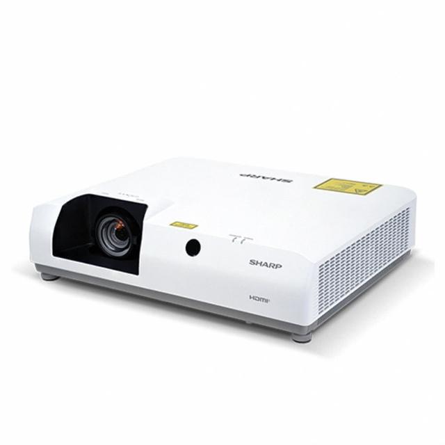 SHARP夏普 PG-CC60U 商務雷射投影機，搭載6200流明高亮度與5,000,000:1動態對比，支援4K解析度及WUXGA (1920x1200) 原生解析度，適合會議室或大型商務場合使用。雷射光源壽命長達20,000小時（Normal模式）或30,000小時（ECO模式），投射畫面尺寸30~300吋，內建喇叭及16:10畫面比例，輕巧7.1kg設計，中國製造，三年保固，BSMI認證R3D257，完美選擇商務雷射投影機需求。